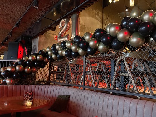 Ballonslinger Foilballoon Number 21 Birthday Cafe in the City Rotterdam