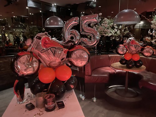 Tafeldecoratie zonder Helium Folieballon Cijfer 65 Verjaardag Millers Den Haag