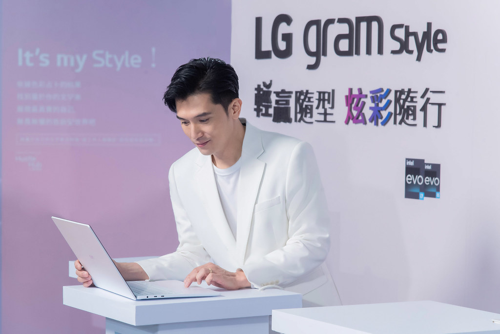 新聞照片七：邱澤最喜歡LG gram Style「隱藏式光導觸控板」的簡約設計，相當貼合私下對極簡風格的喜好。
