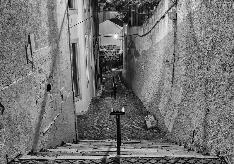 A Lisbon Alley<br/>© <a href="https://flickr.com/people/42534216@N03" target="_blank" rel="nofollow">42534216@N03</a> (<a href="https://flickr.com/photo.gne?id=52773343229" target="_blank" rel="nofollow">Flickr</a>)