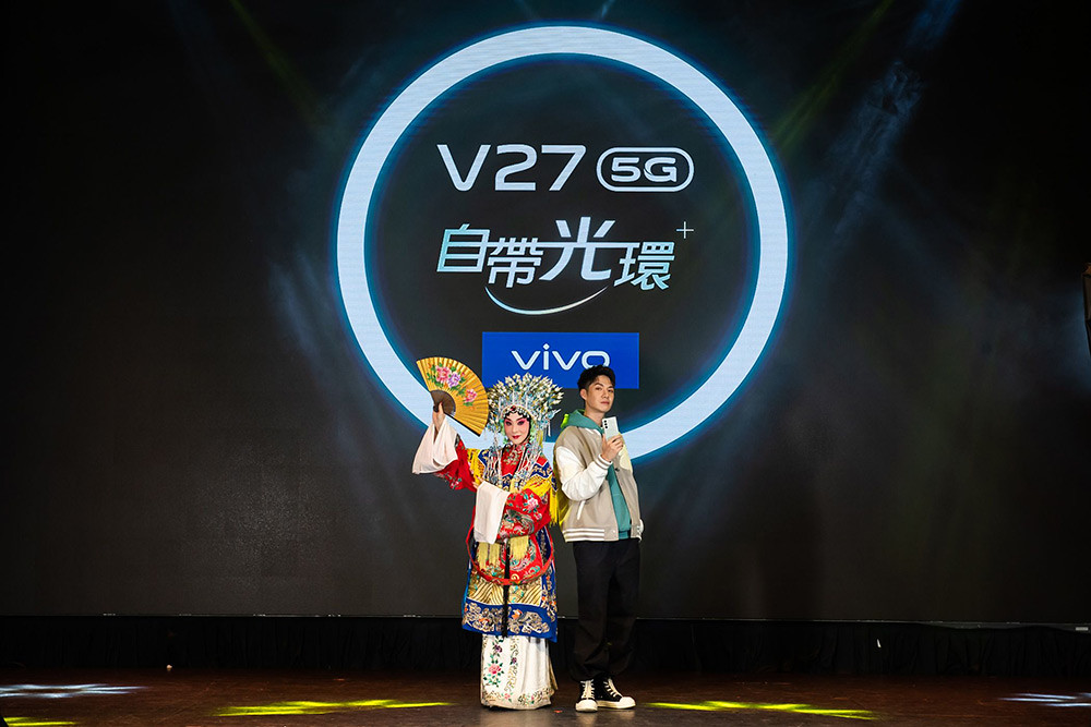 【新聞照片4】vivo看準傳統時尚融合藝術風潮，大秀時尚設計力推出vivo-V27-5G自帶光環神級美拍手機。