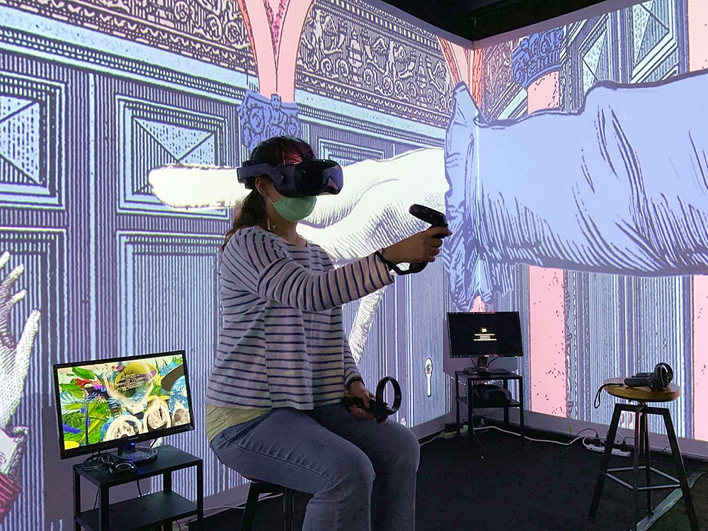 HTC新聞照5-民眾體驗VIVE-Arts與V-&-A博物館合作的VR作品《好奇的愛麗絲》