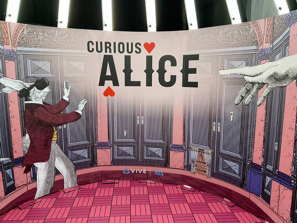 HTC新聞照4-高雄「O2元宇宙體驗館」數位藝術特展《愛麗絲：越奇越怪》