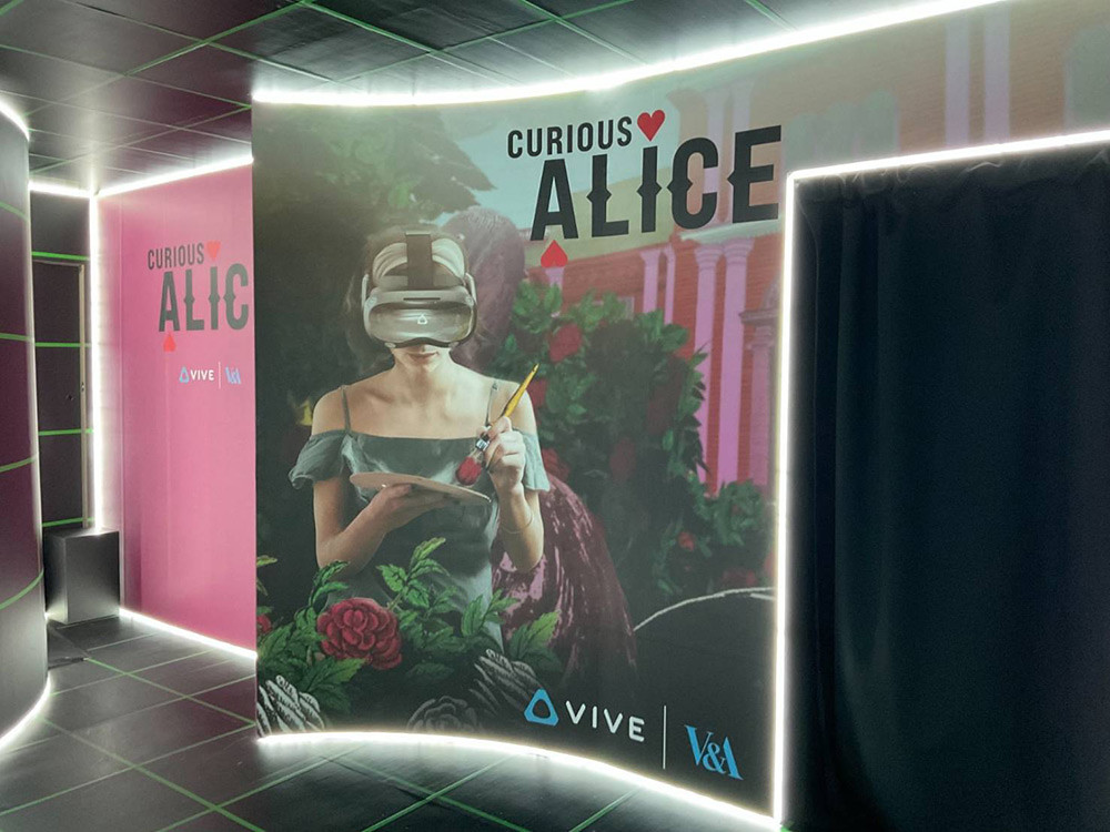 HTC新聞照3-高雄「O2元宇宙體驗館」數位藝術特展《愛麗絲：越奇越怪》