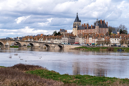 La Loire à Gien, berges en eau, mars 2023