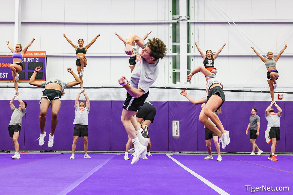 Tgiinet Clemson Photo of Cheerleaders - TigerNet