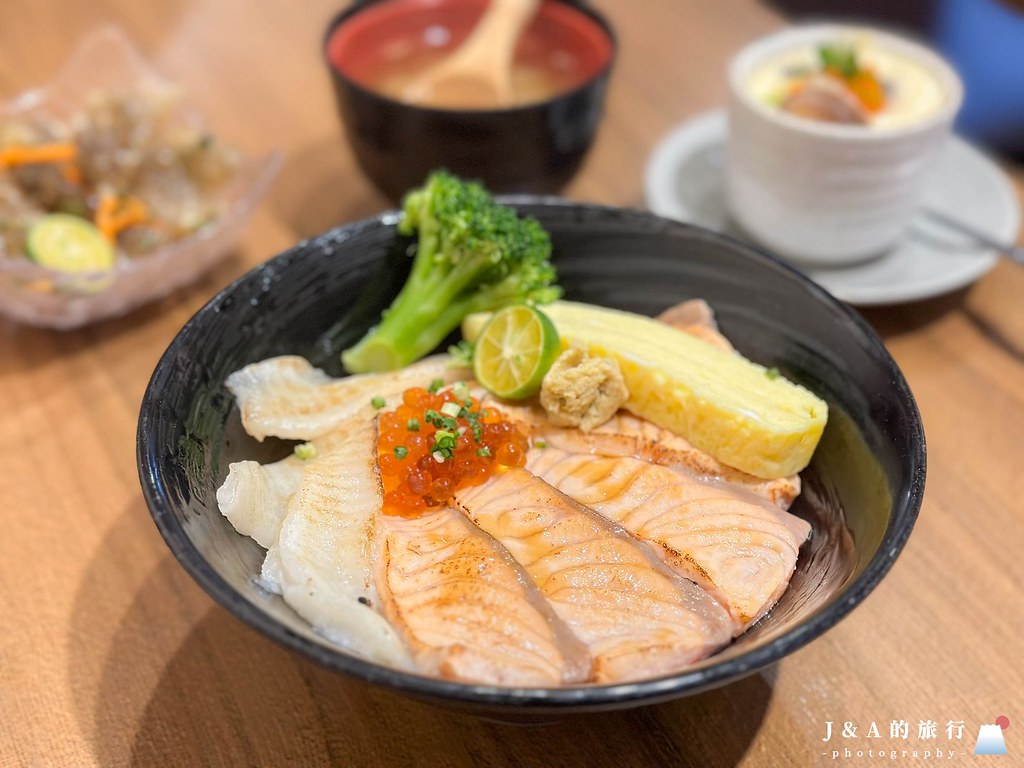 魚韻日式料理-推薦入口即化香氣十足的炙燒鰭邊鮭魚丼 @J&amp;A的旅行