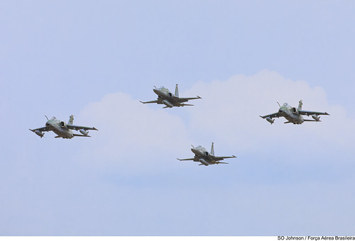 A-1M e F-5EM voando em ala
