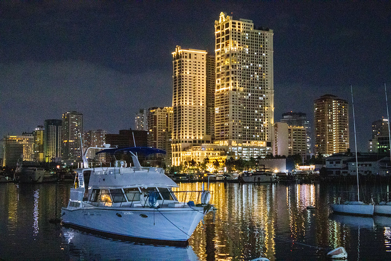 docked boats in Harbour Square with Manila skyline at night<br/>© <a href="https://flickr.com/people/37837114@N00" target="_blank" rel="nofollow">37837114@N00</a> (<a href="https://flickr.com/photo.gne?id=52811859909" target="_blank" rel="nofollow">Flickr</a>)