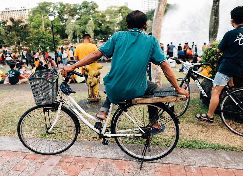 Man on a bike watching people enjoying Easter Sunday in Rizal Park/ Luneta<br/>© <a href="https://flickr.com/people/37837114@N00" target="_blank" rel="nofollow">37837114@N00</a> (<a href="https://flickr.com/photo.gne?id=52811877369" target="_blank" rel="nofollow">Flickr</a>)