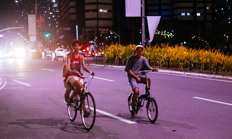 cyclists at night<br/>© <a href="https://flickr.com/people/37837114@N00" target="_blank" rel="nofollow">37837114@N00</a> (<a href="https://flickr.com/photo.gne?id=52811884059" target="_blank" rel="nofollow">Flickr</a>)