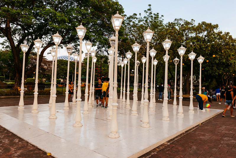 lamp posts in a smquare in Rizal Park/ Luneta<br/>© <a href="https://flickr.com/people/37837114@N00" target="_blank" rel="nofollow">37837114@N00</a> (<a href="https://flickr.com/photo.gne?id=52812090150" target="_blank" rel="nofollow">Flickr</a>)
