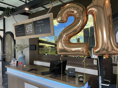 Folieballon Cijfer 21 verjaardag UFO restaurant Rotterdam