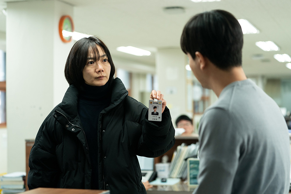 韓國百想藝術大賞入圍贏家《陰影下的她》改編自韓國真實悲劇故事|警察專業戶裴斗娜再扮女警詮飾從影以來最黑暗的角色 1 《陰影下的她》劇照-裴斗娜-(3)