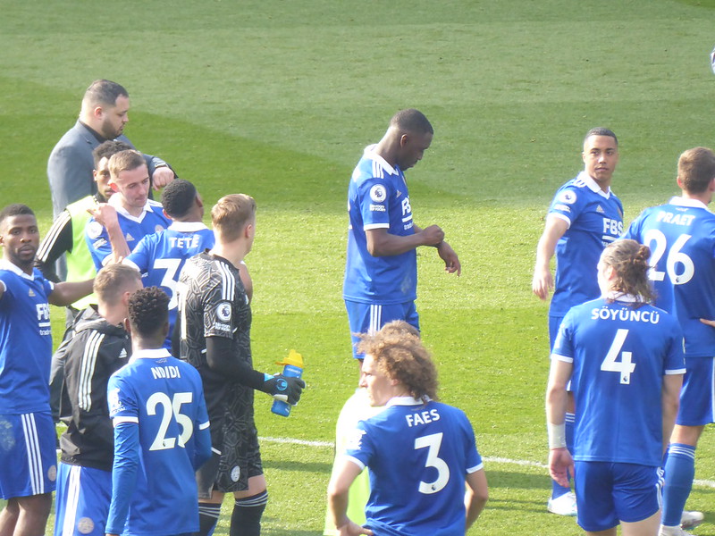 Leicester players after the final whistle<br/>© <a href="https://flickr.com/people/79613854@N05" target="_blank" rel="nofollow">79613854@N05</a> (<a href="https://flickr.com/photo.gne?id=52864465128" target="_blank" rel="nofollow">Flickr</a>)