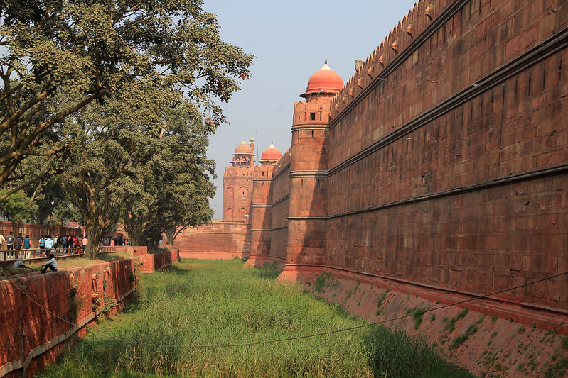 Red fort outer walls<br/>© <a href="https://flickr.com/people/8975511@N07" target="_blank" rel="nofollow">8975511@N07</a> (<a href="https://flickr.com/photo.gne?id=52869664170" target="_blank" rel="nofollow">Flickr</a>)