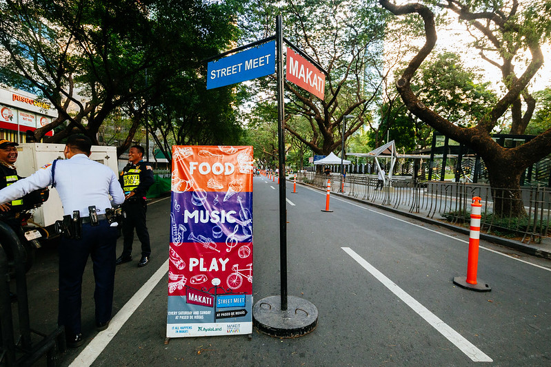 Makati Street Meet signs and security guards<br/>© <a href="https://flickr.com/people/37837114@N00" target="_blank" rel="nofollow">37837114@N00</a> (<a href="https://flickr.com/photo.gne?id=52897049715" target="_blank" rel="nofollow">Flickr</a>)