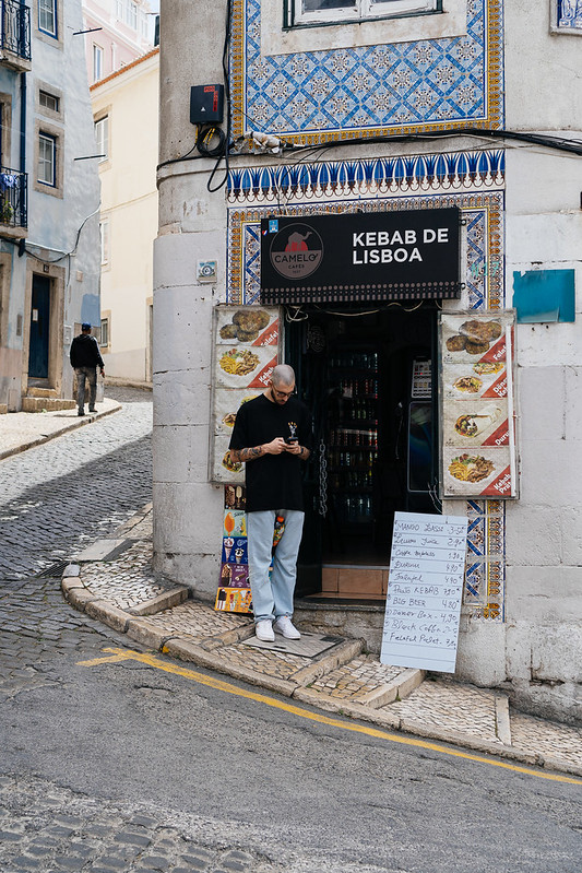 Lisbon corner shop, Portugal<br/>© <a href="https://flickr.com/people/97238650@N08" target="_blank" rel="nofollow">97238650@N08</a> (<a href="https://flickr.com/photo.gne?id=52902136913" target="_blank" rel="nofollow">Flickr</a>)