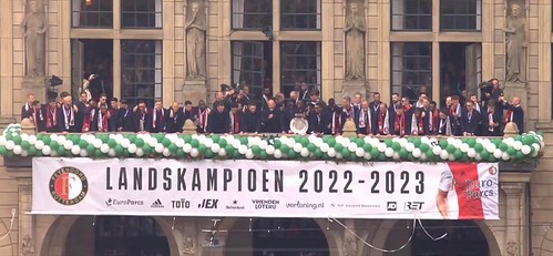 Ballonslinger Bordes Balkon Stadhuis Rotterdam Huldiging Feyenoord Landskampioen 2022 2023
