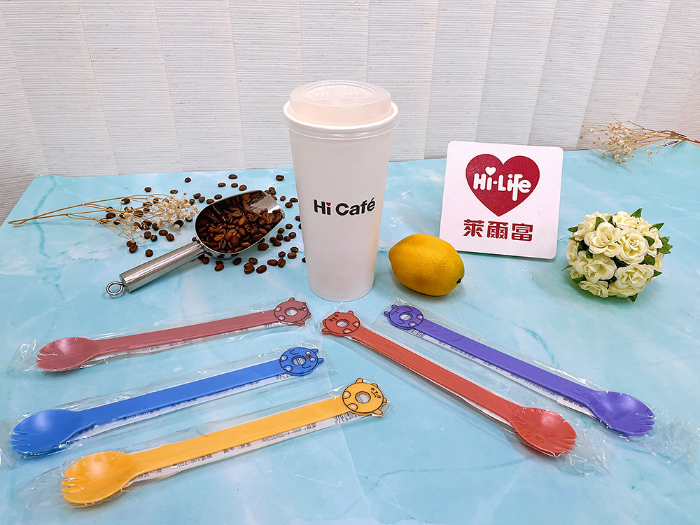 萊爾富推出Hi Café 特大杯的冰檸檬美式咖啡或冰檸檬氣泡美式咖啡享單杯特價59元，再限量送動物湯匙乙支