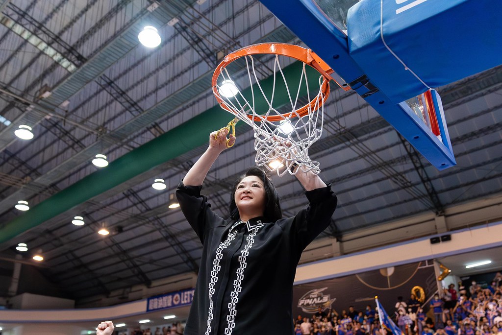 裕隆集團執行長嚴陳莉蓮也親臨現場剪下象徵冠軍的籃網