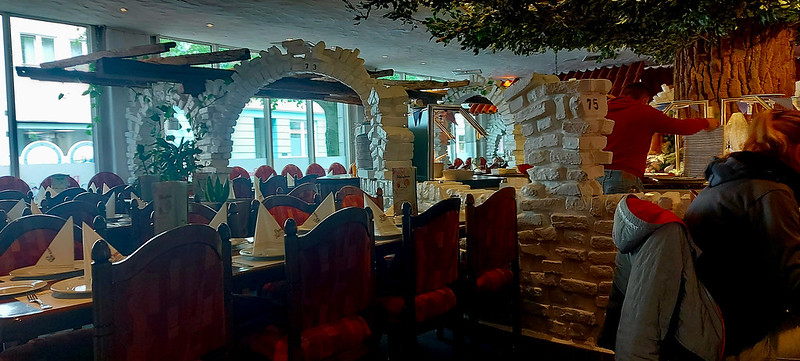 Restaurant<br/>© <a href="https://flickr.com/people/196160997@N03" target="_blank" rel="nofollow">196160997@N03</a> (<a href="https://flickr.com/photo.gne?id=52917875241" target="_blank" rel="nofollow">Flickr</a>)