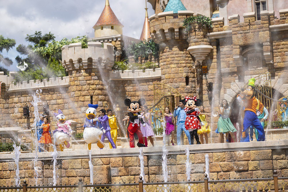 3. 奇妙夢想城堡前的「迪士尼尋夢奇緣」將加入水花元素，伴隨著歌手與舞者的精彩演繹，把歡樂涼夏氣氛推向高峰！