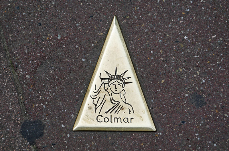 Direction sign to Statue of Liberty, Colmar<br/>© <a href="https://flickr.com/people/38743501@N08" target="_blank" rel="nofollow">38743501@N08</a> (<a href="https://flickr.com/photo.gne?id=52953903738" target="_blank" rel="nofollow">Flickr</a>)