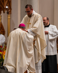 Bishop-elect Lohse kisses the hands of Fr. Chris Beran after receiving his blessing.