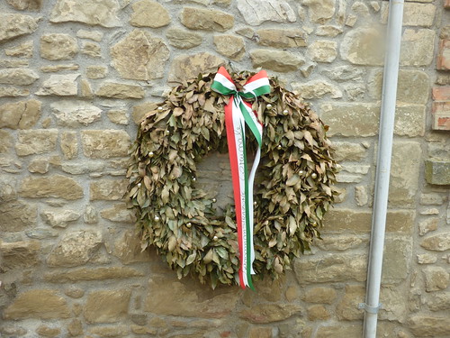 Via III Martiri, Isola Maggiore - War memorial wreath
