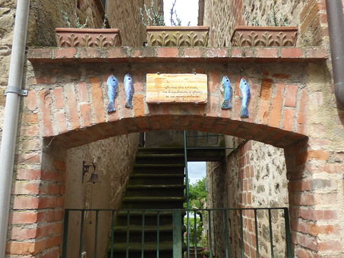 Via Guglielmi, Isola Maggiore - fish sculptures above a gated entrance