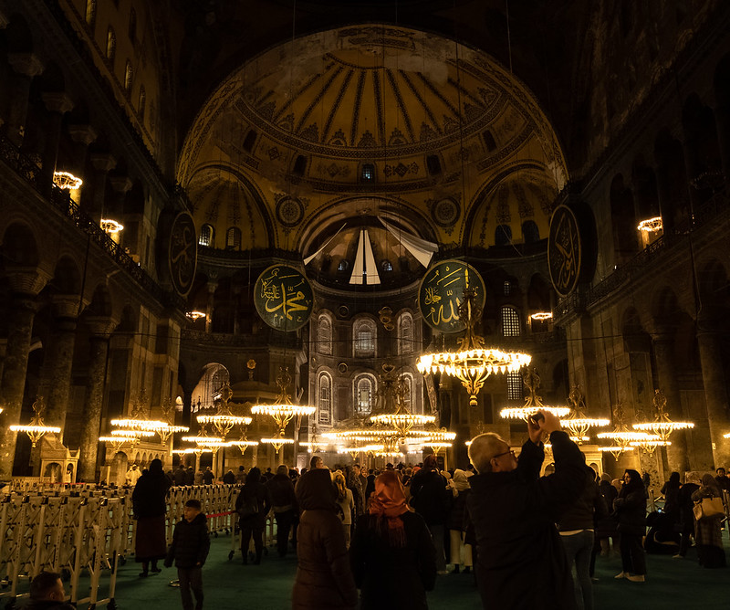 Inside Hagia Sophia (Ayasofya Camii) at Night<br/>© <a href="https://flickr.com/people/12054734@N06" target="_blank" rel="nofollow">12054734@N06</a> (<a href="https://flickr.com/photo.gne?id=52969816947" target="_blank" rel="nofollow">Flickr</a>)