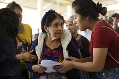 Presidente entrega notificaciones a más beneficiarios en Santa Cruz Barillas, Huehuetenango by Gobierno de Guatemala