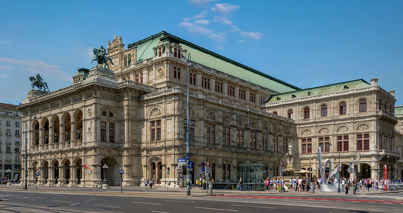 Vienna State Opera<br/>© <a href="https://flickr.com/people/142402362@N06" target="_blank" rel="nofollow">142402362@N06</a> (<a href="https://flickr.com/photo.gne?id=52971306118" target="_blank" rel="nofollow">Flickr</a>)