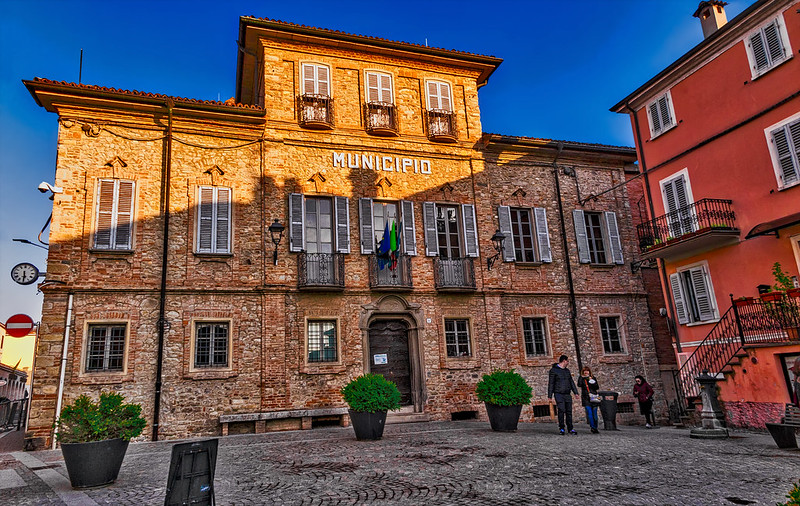 Varzi - The town hall<br/>© <a href="https://flickr.com/people/68322598@N07" target="_blank" rel="nofollow">68322598@N07</a> (<a href="https://flickr.com/photo.gne?id=52973489276" target="_blank" rel="nofollow">Flickr</a>)