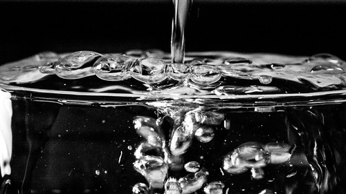 "Bardağı taşıran son damla" */ the dynamics of a glass water