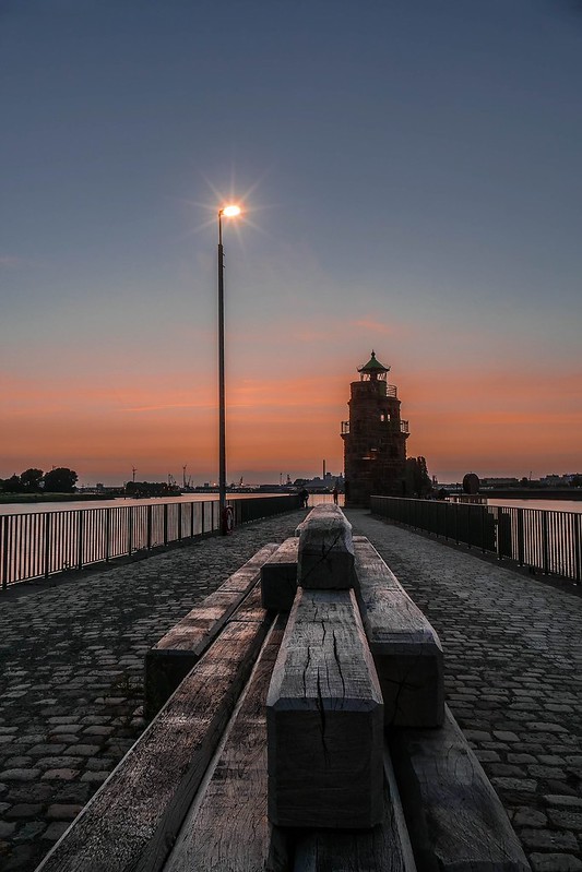 Pier tower<br/>© <a href="https://flickr.com/people/192453500@N03" target="_blank" rel="nofollow">192453500@N03</a> (<a href="https://flickr.com/photo.gne?id=52982249917" target="_blank" rel="nofollow">Flickr</a>)