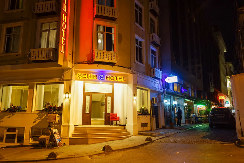 Istanbul After Dark<br/>© <a href="https://flickr.com/people/138177073@N04" target="_blank" rel="nofollow">138177073@N04</a> (<a href="https://flickr.com/photo.gne?id=52983171629" target="_blank" rel="nofollow">Flickr</a>)