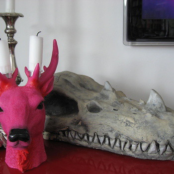 Dragon Skull and Deer head in the Wohnzimmer in Wien/vienna decorative fantasy object on display (photography from home)