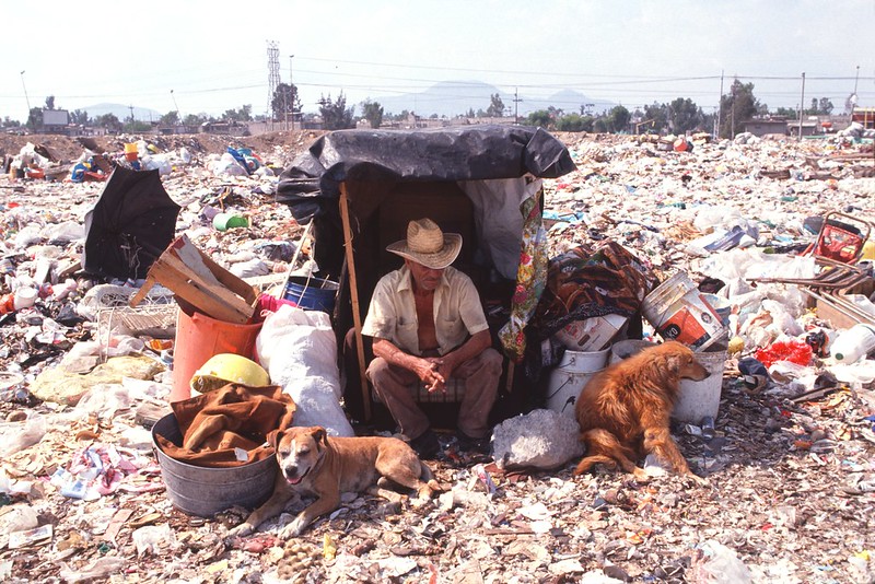 Trash pickers at the Nezacoyoti Slum dump Mexico City-12<br/>© <a href="https://flickr.com/people/197365363@N08" target="_blank" rel="nofollow">197365363@N08</a> (<a href="https://flickr.com/photo.gne?id=53034497508" target="_blank" rel="nofollow">Flickr</a>)