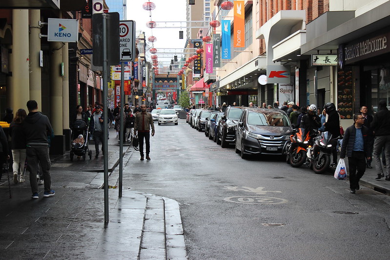 Little Bourke Street in Chinatown, Melbourne<br/>© <a href="https://flickr.com/people/122687277@N03" target="_blank" rel="nofollow">122687277@N03</a> (<a href="https://flickr.com/photo.gne?id=53042687615" target="_blank" rel="nofollow">Flickr</a>)
