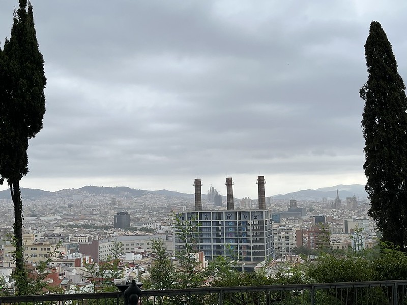 View across the city with La Sagrada Familia in the distance<br/>© <a href="https://flickr.com/people/23397034@N00" target="_blank" rel="nofollow">23397034@N00</a> (<a href="https://flickr.com/photo.gne?id=53043459042" target="_blank" rel="nofollow">Flickr</a>)