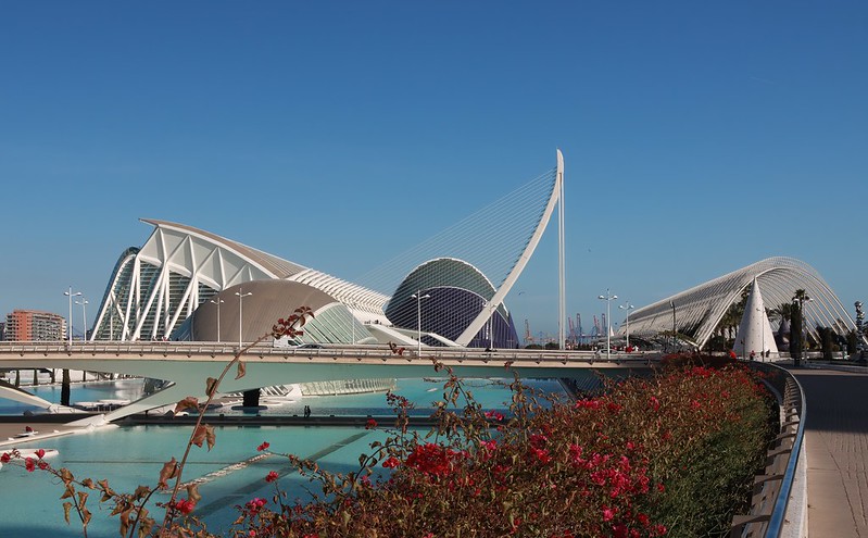 Modern architecture in Valencia<br/>© <a href="https://flickr.com/people/184981954@N06" target="_blank" rel="nofollow">184981954@N06</a> (<a href="https://flickr.com/photo.gne?id=53045105467" target="_blank" rel="nofollow">Flickr</a>)