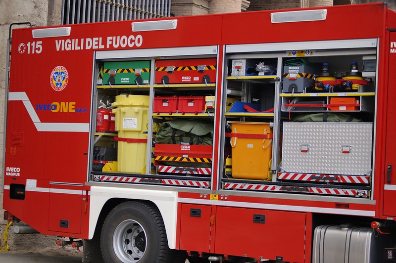 Fire Department rescue truck, at the Colosseum, Rome.<br/>© <a href="https://flickr.com/people/11200205@N02" target="_blank" rel="nofollow">11200205@N02</a> (<a href="https://flickr.com/photo.gne?id=53046521728" target="_blank" rel="nofollow">Flickr</a>)