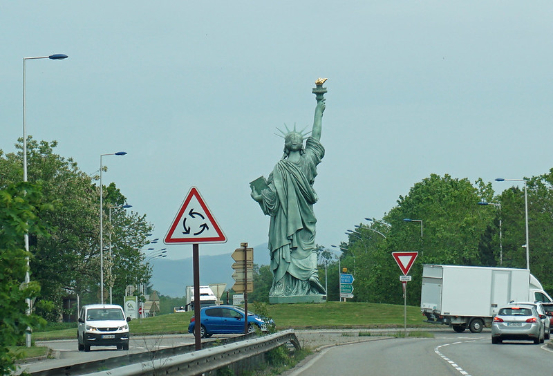 Roundabout with a replica of the Statue of Liberty, Colmar<br/>© <a href="https://flickr.com/people/38743501@N08" target="_blank" rel="nofollow">38743501@N08</a> (<a href="https://flickr.com/photo.gne?id=53049139676" target="_blank" rel="nofollow">Flickr</a>)