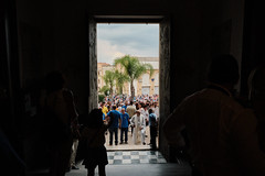 Uscendo dalla chiesa - Sambuca di Sicilia, Sicilia, Italia