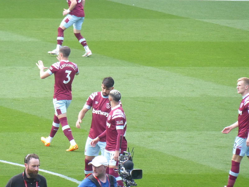 West Ham players ready for kick off<br/>© <a href="https://flickr.com/people/79613854@N05" target="_blank" rel="nofollow">79613854@N05</a> (<a href="https://flickr.com/photo.gne?id=53064875672" target="_blank" rel="nofollow">Flickr</a>)