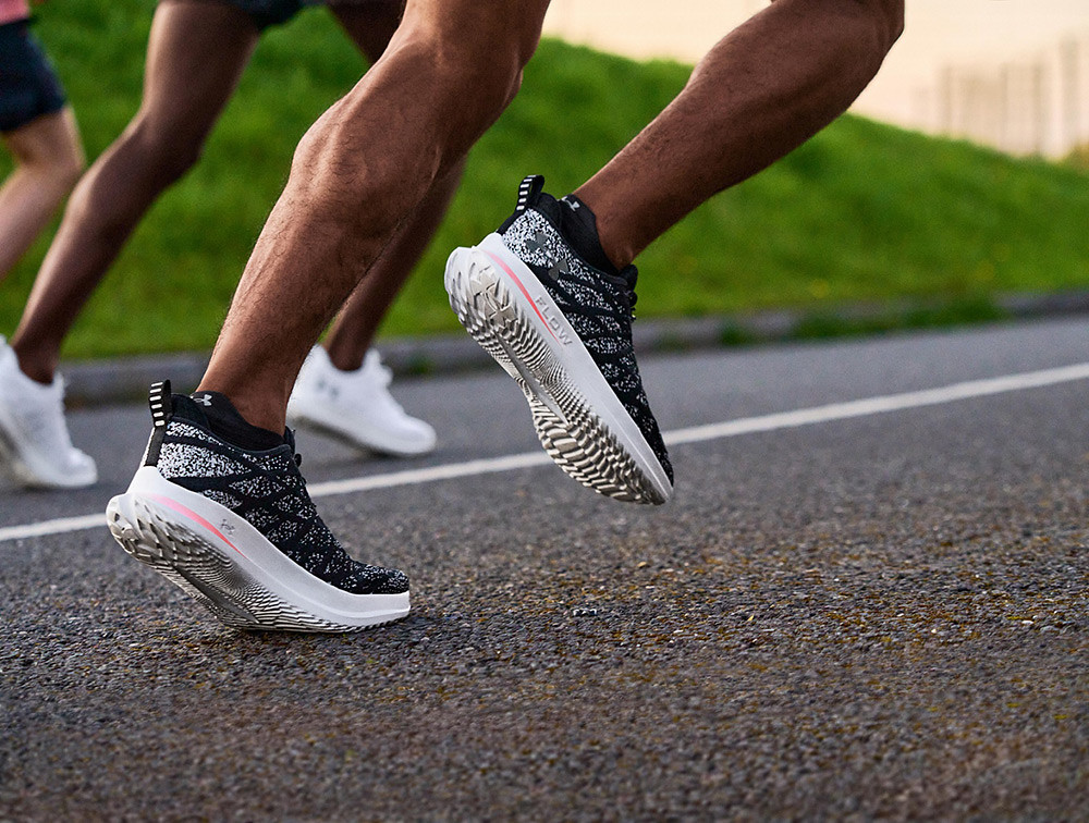 UA-FLOW輕量化結構顛覆傳統製鞋概念、捨棄橡膠外底以減輕跑鞋重量，為品牌至今跑鞋陣容中最輕量的中底技術！