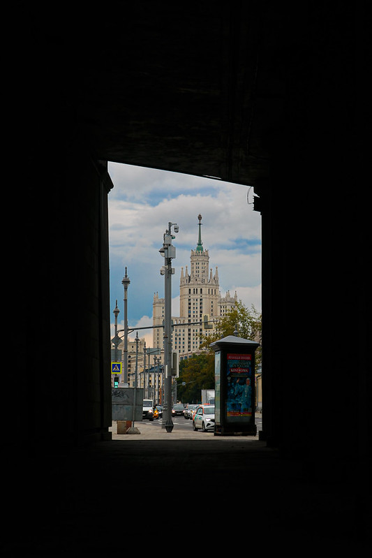 Moscow through the tunnel<br/>© <a href="https://flickr.com/people/63770579@N02" target="_blank" rel="nofollow">63770579@N02</a> (<a href="https://flickr.com/photo.gne?id=53075761584" target="_blank" rel="nofollow">Flickr</a>)