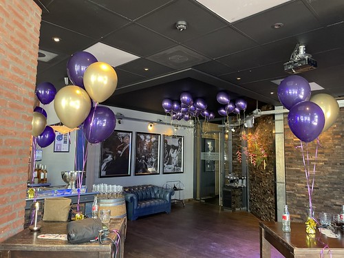 Tafeldecoratie 3ballonnen Heliumballonnen Restaurant Wijnbar De Bank Capelle aan den IJssel